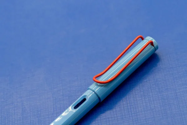 Penna calligrafica o stilografica blu e rossa su sfondo blu arguzia — Foto Stock