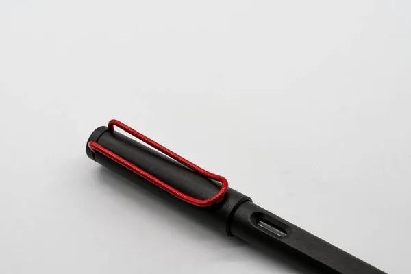 Penna calligrafica o stilografica nera e rossa su sfondo bianco w — Foto Stock