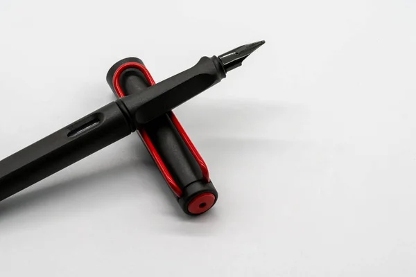 Penna calligrafica o stilografica nera e rossa su sfondo bianco w — Foto Stock