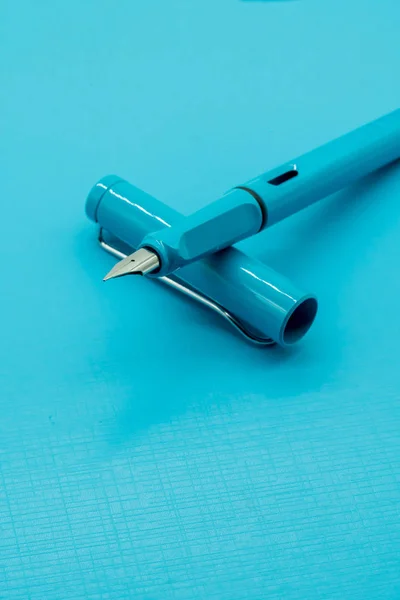 Ljusblå kalligrafi eller reservoarpenna på blå bakgrund — Stockfoto