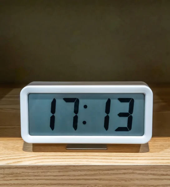 Horloge numérique de poche blanche sur étagère en bois — Photo