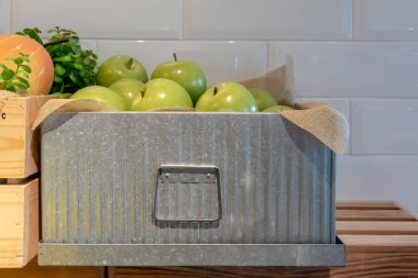 Metal kutu resta dekorasyon için taze yeşil elma ile dolu