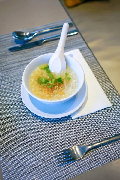 Café da manhã asiático na mesa, pequena tigela de mingau de arroz — Fotografia de Stock