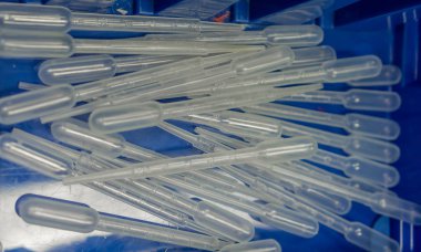 Kutuda el plastik damlalık. Malzeme