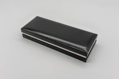 Beyaz izole lüks kalem için siyah deri kutu 