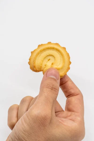 Mão segurando o biscoito caseiro isolado no branco — Fotografia de Stock