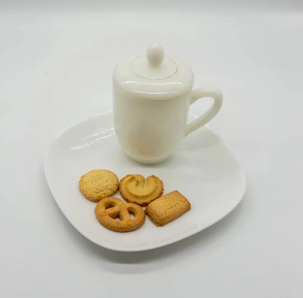 Galleta casera y té en plato de cerámica aislado en blanco — Foto de Stock