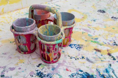 Geri dönüşüm de renkli boyalar ile poster rengi ve plastik palet