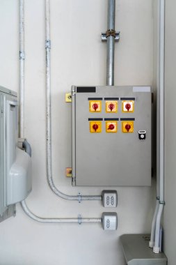 Duvarda asılı gri metal kutu elektrik şehir kontrol paneli. E