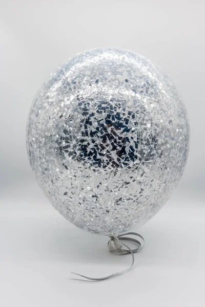 Heliové bubliny průhledné se stříbrnými konfety. Krásná de — Stock fotografie