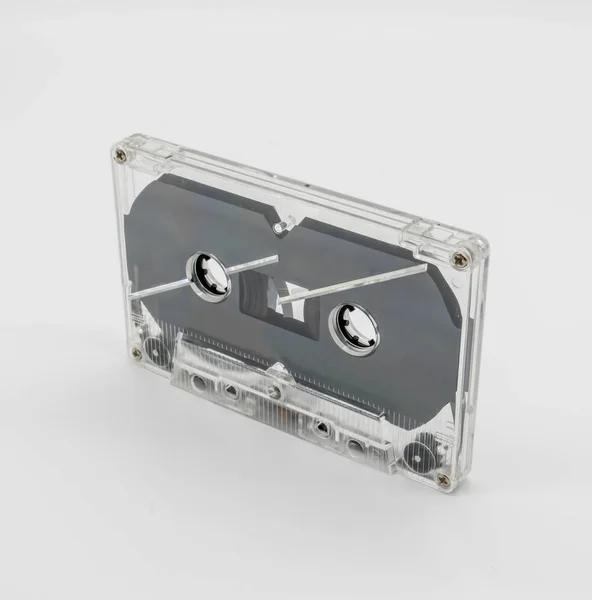 白い背景に隔離された透明なプラスチック製のカセットテープ. — ストック写真