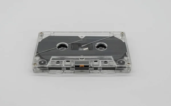 白い背景に隔離された透明なプラスチック製のカセットテープ. — ストック写真