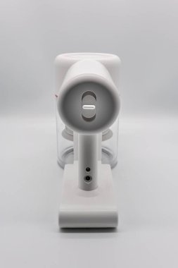 Beyaz arka plan üzerinde izole küçük taşınabilir elektrikli süpürge