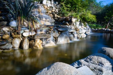 Bir göldeki şelale