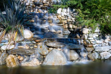 Bir göldeki şelale