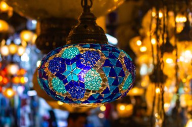 Kapalıçarşıda satılık Mozaik lambası asılı