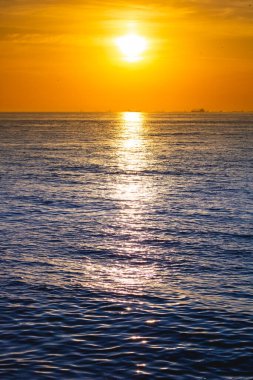 Denizin üzerinde gün batımı