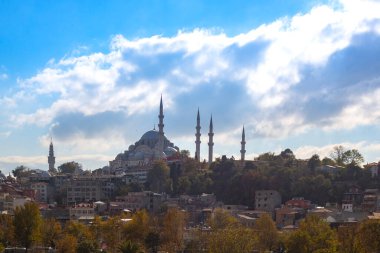 Süleyman Camii ve Bulutlu Gökyüzü. Ramazan, iftar, kandil, kadir gecesi (laylat al-qadr), İslami yeni yıl, Kurban Bayramı arkaplan fotoğrafı.