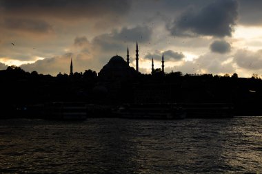 Gökyüzü bulutlu Süleyman Camii 'nin silueti. Ramazan, iftar, kandil, kadir gecesi (laylat al-qadr), İslami yeni yıl, Kurban Bayramı arkaplan fotoğrafı.