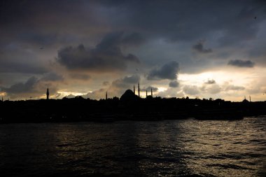 Gökyüzü bulutlu Süleyman Camii 'nin silueti