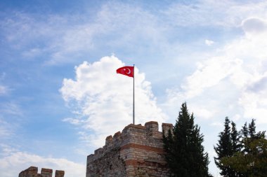 Gökyüzü bulutlu şatoda Türkiye bayrağı