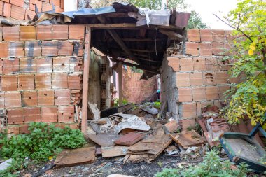 Bir evin kalıntıları.