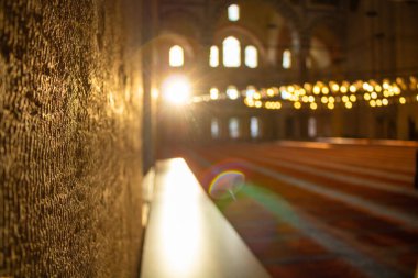 Güneş ışığıyla birlikte Süleyman Camii 'nin içi. Ramazan, iftar, kandil, kadir gecesi (laylat al-qadr), İslami yeni yıl, Kurban Bayramı arkaplan fotoğrafı.