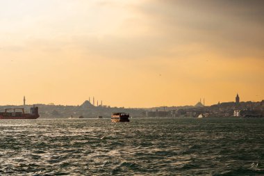 Turuncu gökyüzü olan İstanbul şehri