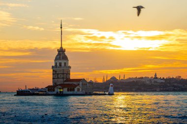 İstanbul 'da gün batımında Bakire Kulesi