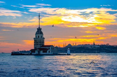 İstanbul 'da gün batımında Bakire Kulesi