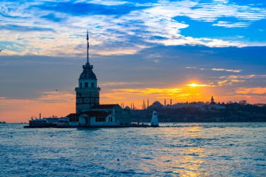 İstanbul 'da gün batımında Bakire Kulesi