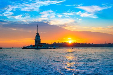 İstanbul 'da gün batımında Bakire Kulesi