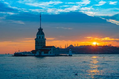 İstanbul 'da gün batımında Bakire Kulesi
