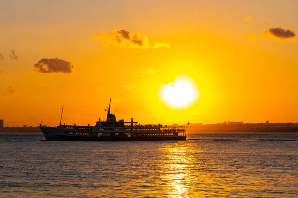 Zonsondergang Boven Stad Een Veerboot Van Istanbul — Stockfoto