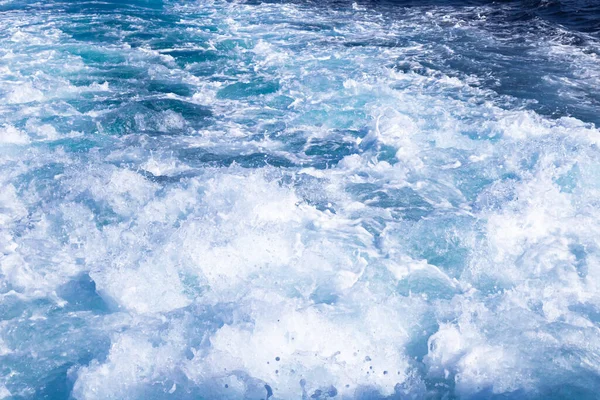 ボートのモーターからの海のスプレーフォーム — ストック写真