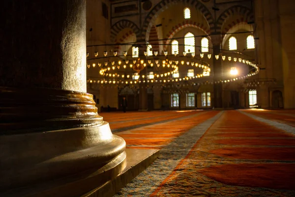 Interiör Suleymaniye Moskén Med Solljus Ramadan Iftar Kandil Kadir Gecesi — Stockfoto