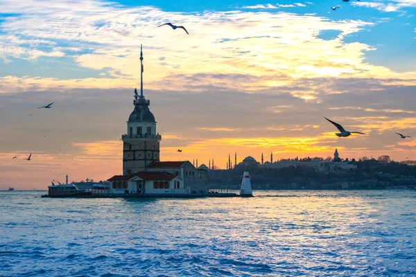 İstanbul 'da gün batımında Bakire Kulesi