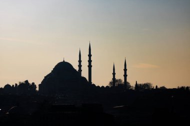 Süleyman Camii 'nin silueti. Ramazan, iftar, kandil, kadir gecesi (laylat al-qadr), İslami yeni yıl, Kurban Bayramı arkaplan fotoğrafı.