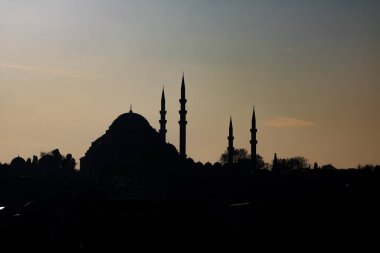 Süleyman Camii 'nin silueti. Ramazan, iftar, kandil, kadir gecesi (laylat al-qadr), İslami yeni yıl, Kurban Bayramı arkaplan fotoğrafı.