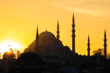 Günbatımında İstanbul 'daki Süleyman Camii' nin silueti. Ramazan, iftar, kandil, kadir gecesi (laylat al-qadr), İslami yeni yıl, Kurban Bayramı arkaplan fotoğrafı.