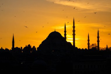 Günbatımında İstanbul 'daki Süleyman Camii' nin silueti