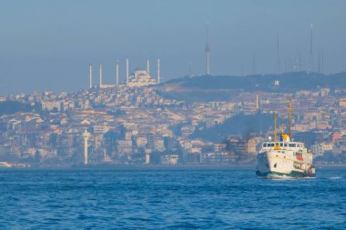 Eminonu ilçesinden feribot ve Camlica Camii ile İstanbul şehri