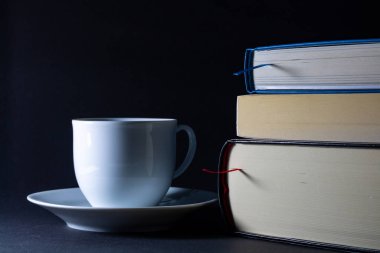 Kupa ve siyah arkaplan kitapları