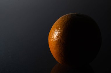 Anahtar ışıklarıyla siyah arkaplanda turuncu