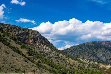 Tepeler ve bulutlu gökyüzü