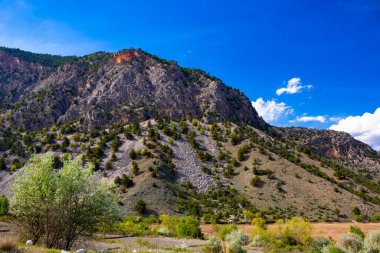 Tepelerin yakınındaki tarım arazileri
