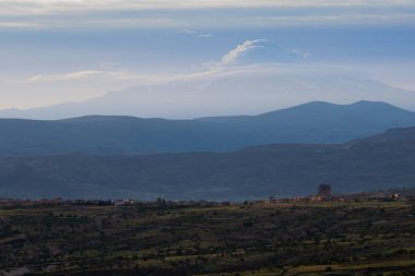 Gün doğumunda bulut kaplı dağ zirvesi