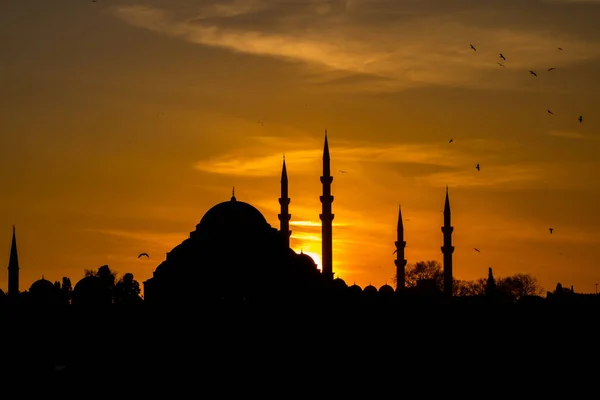 Silhouette Του Τζαμί Suleymaniye Στην Κωνσταντινούπολη Ηλιοβασίλεμα Ramadan Iftar Kandil — Φωτογραφία Αρχείου