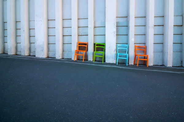 Πολύχρωμες Καρέκλες Στο Δρόμο — Φωτογραφία Αρχείου