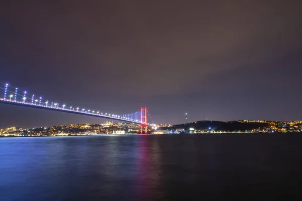 Geceleri Boğaz Köprüsü — Stok fotoğraf